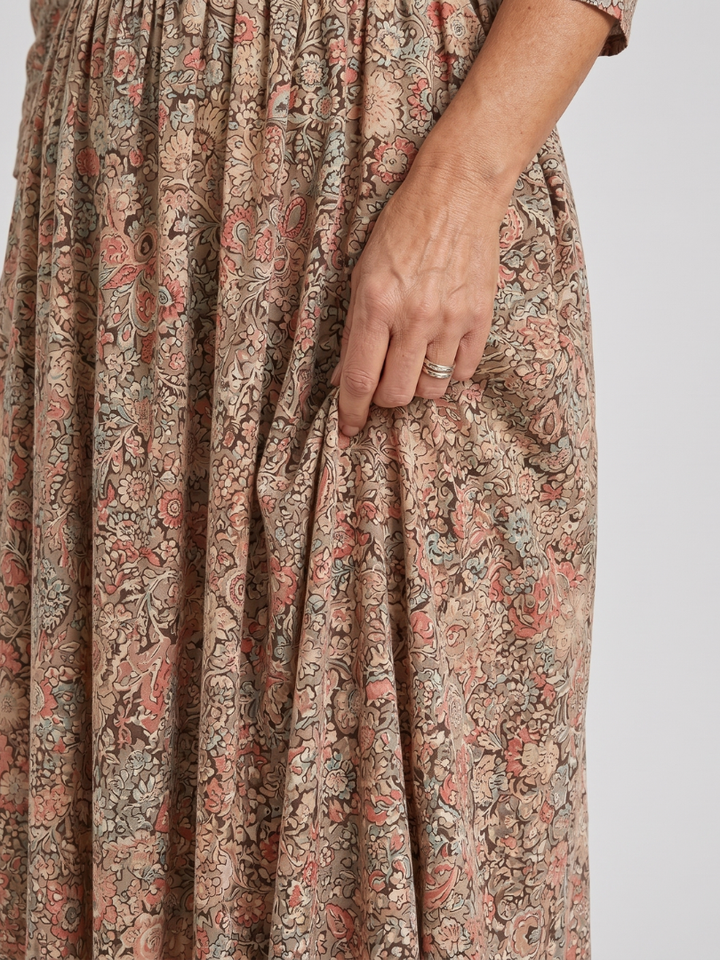 Wietske | Midi-jurk met Strooibloemen in Beige