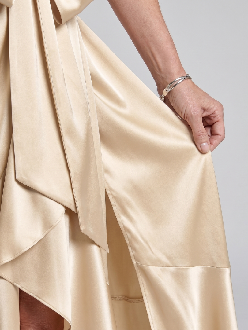 Sabine | Satijnen Wikkeljurk in Champagne