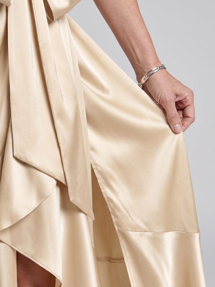 Sabine | Satijnen Wikkeljurk in Champagne