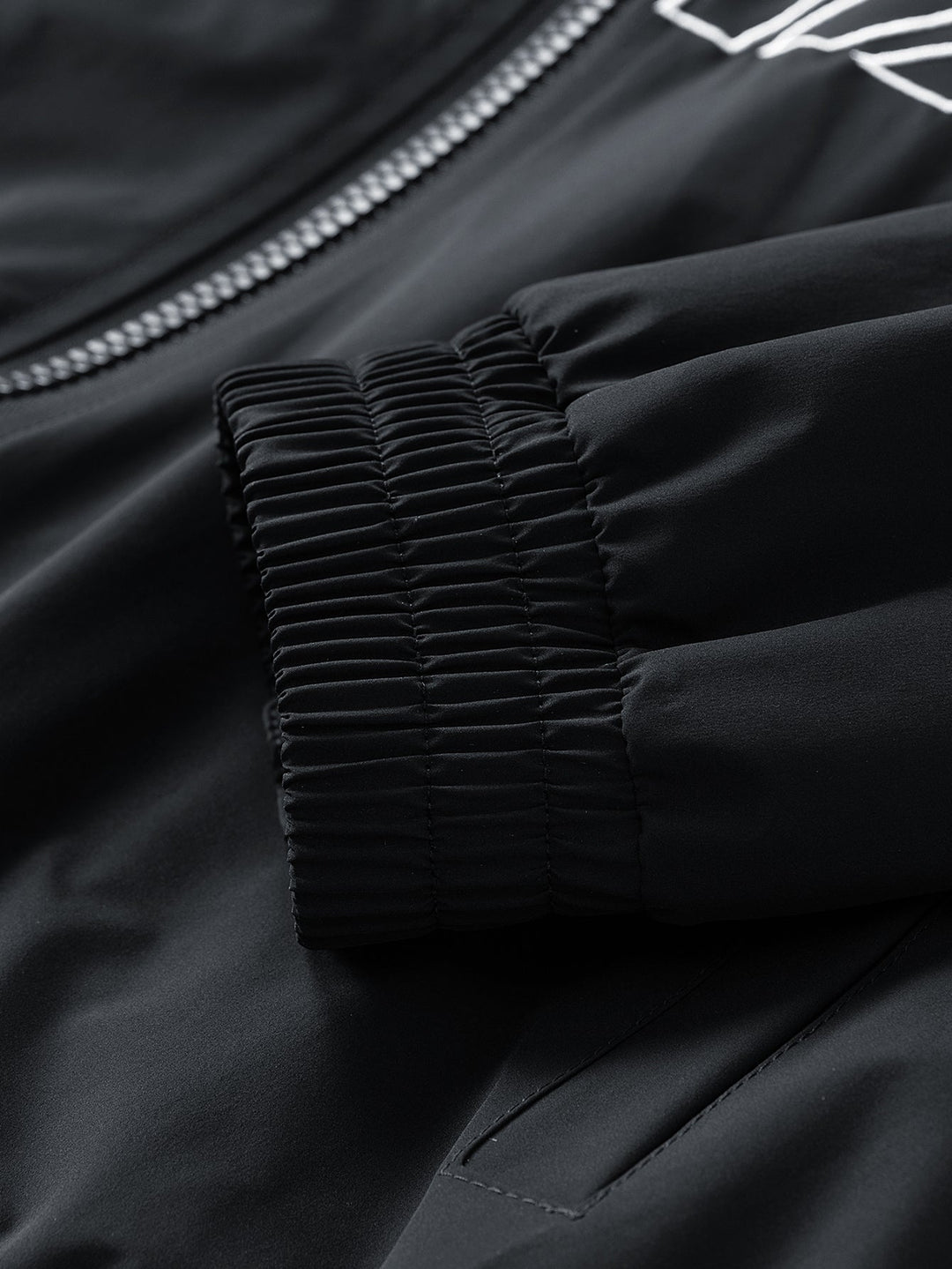 Mick | Geborduurd racing jack met relaxed fit