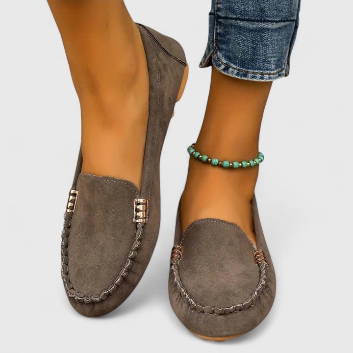 Tess | Turquoise mocassin met siernaden