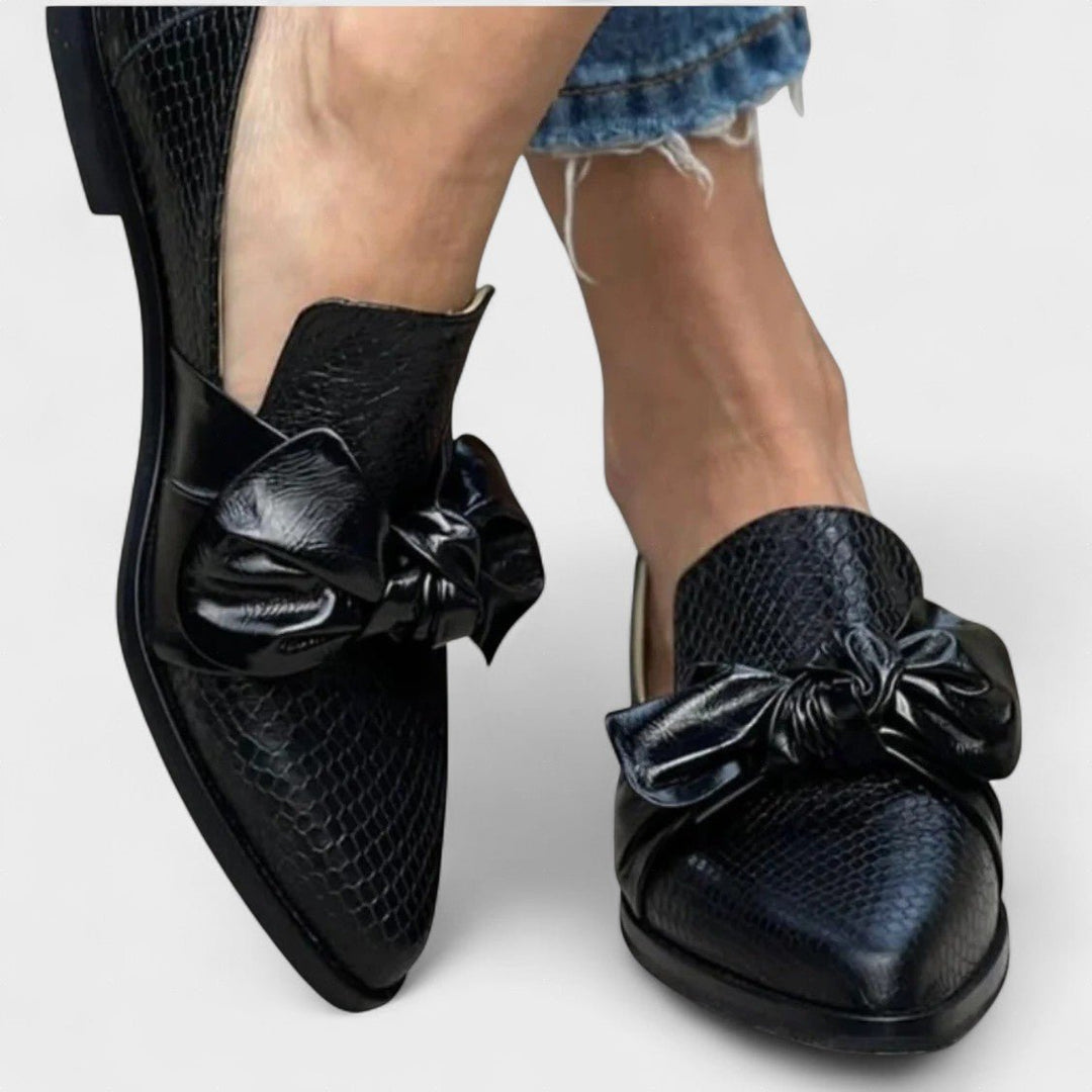 Anneke | Zwarte loafer met strik