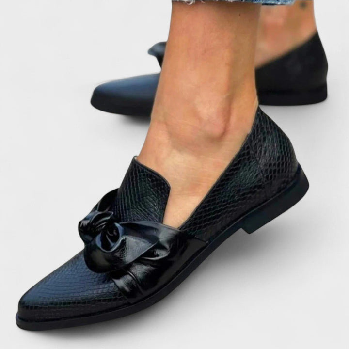 Anneke | Zwarte loafer met strik