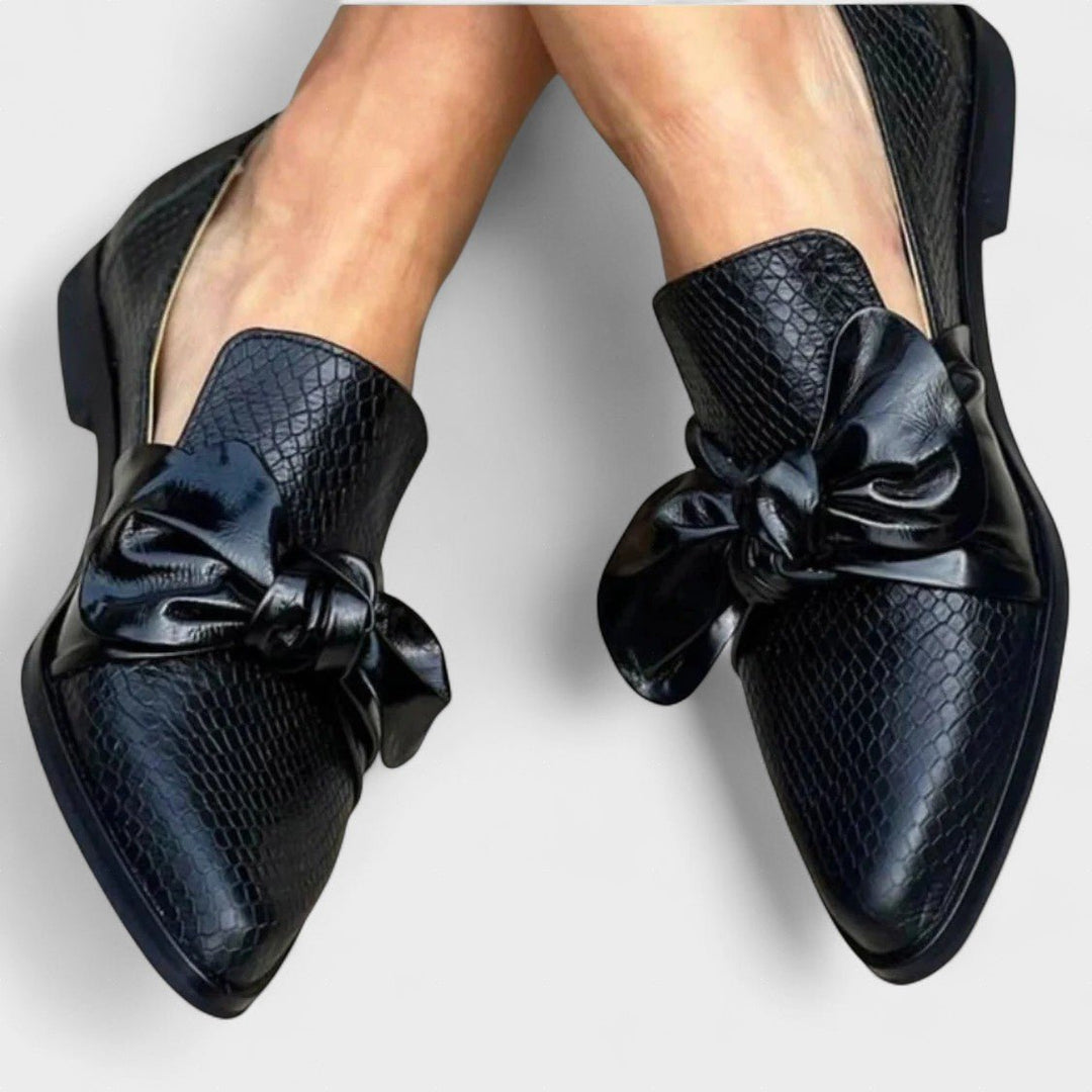 Anneke | Zwarte loafer met strik