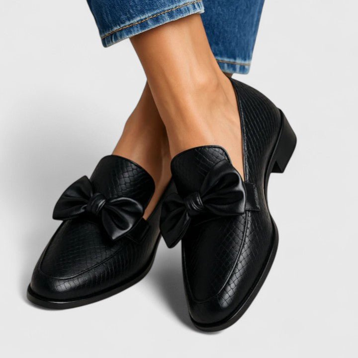 Anneke | Zwarte loafer met strik