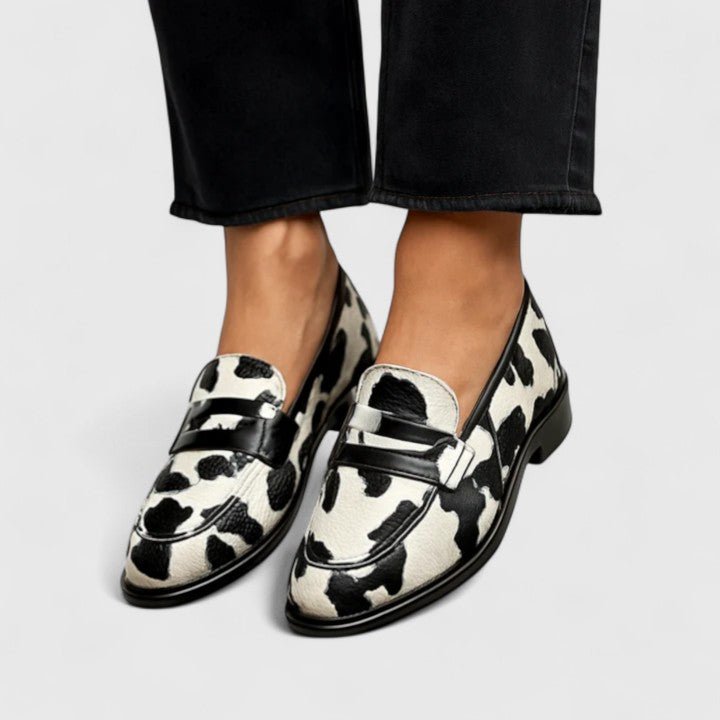 Annelies | Loafer met zwart-witte koeienprint