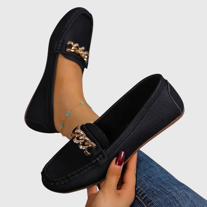 Veerle | Witte loafer met sierketting