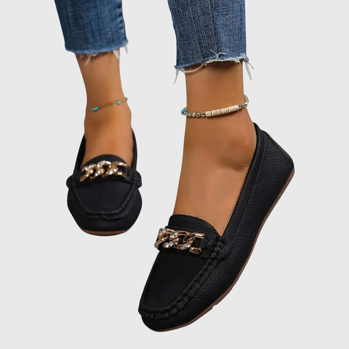 Veerle | Witte loafer met sierketting