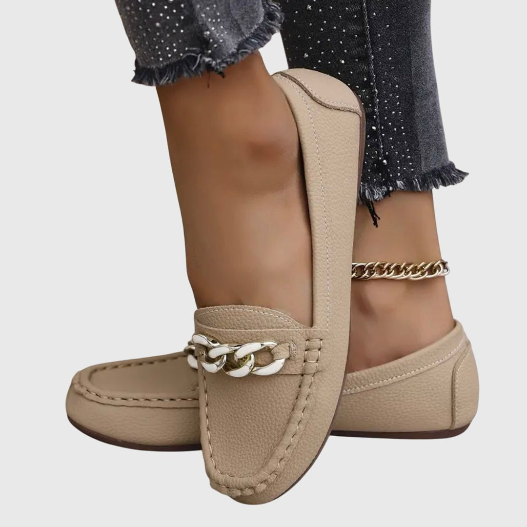 Veerle | Witte loafer met sierketting
