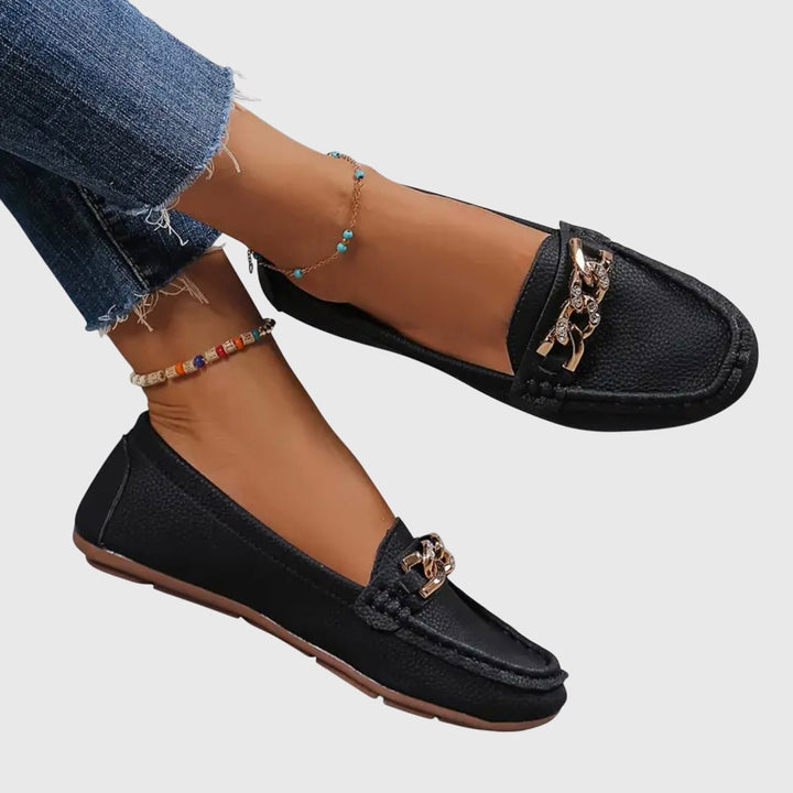 Veerle | Witte loafer met sierketting