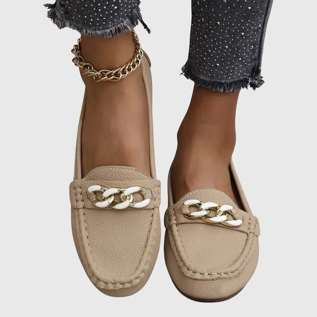 Veerle | Witte loafer met sierketting