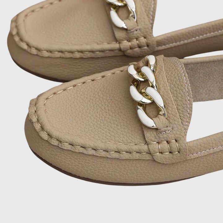 Veerle | Witte loafer met sierketting