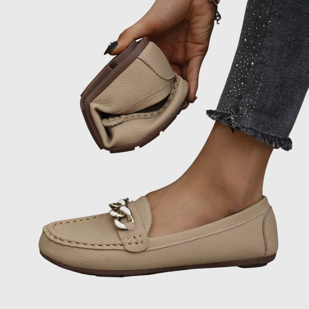 Veerle | Witte loafer met sierketting