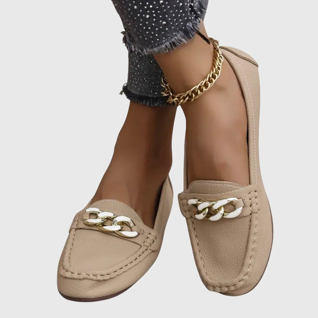 Veerle | Witte loafer met sierketting