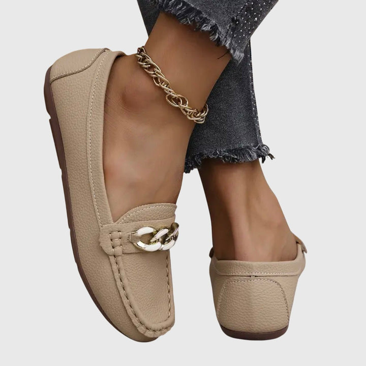 Veerle | Witte loafer met sierketting