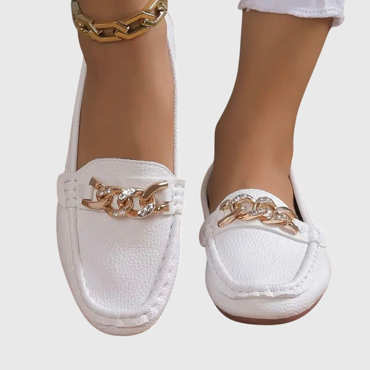 Veerle | Witte loafer met sierketting