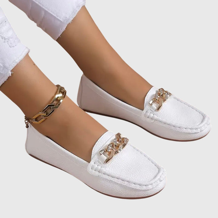 Veerle | Witte loafer met sierketting