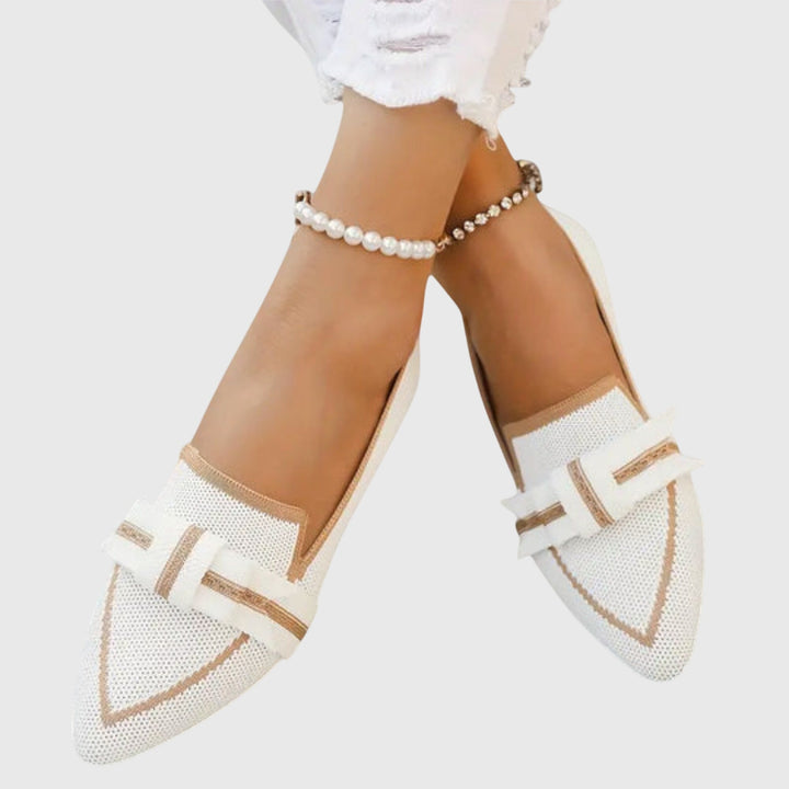 Lien | Zwarte spitse loafer met siergesp