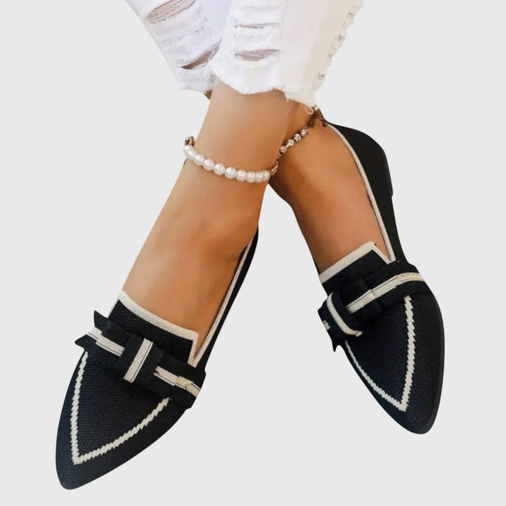 Lien | Zwarte spitse loafer met siergesp