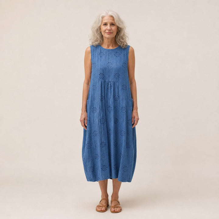 Iris | Mouwloze midi-jurk in blauw met bloemenstructuur