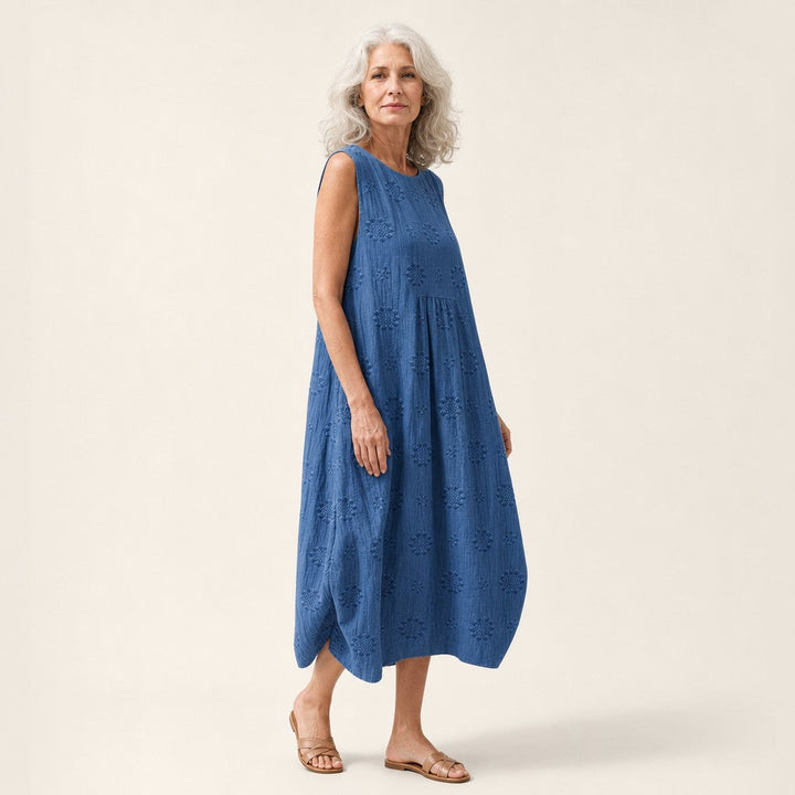 Iris | Mouwloze midi-jurk in blauw met bloemenstructuur