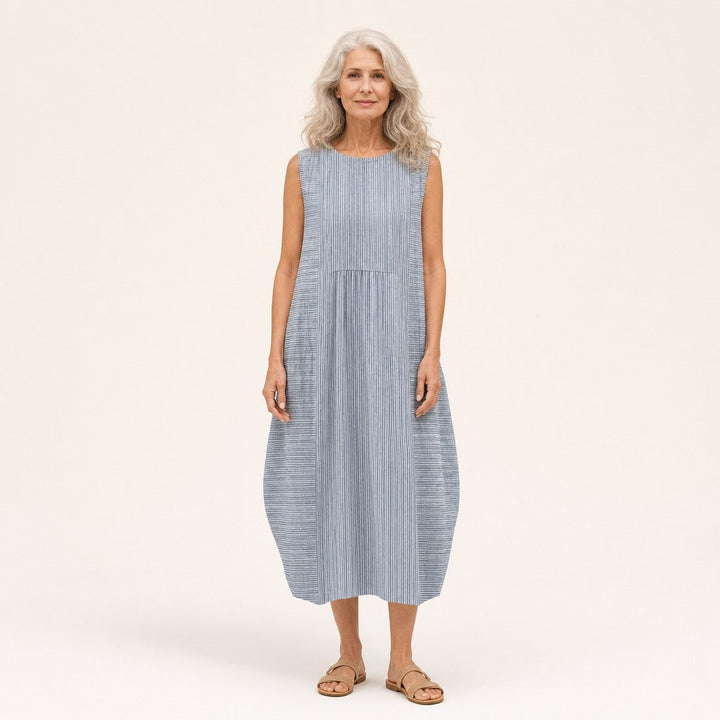 Manon | Mouwloze midi-jurk met fijne blauwgrijze strepen
