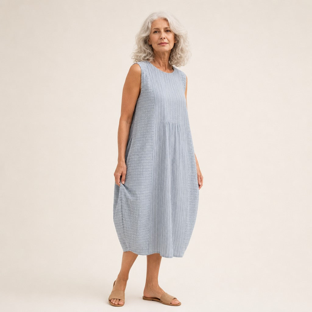 Manon | Mouwloze midi-jurk met fijne blauwgrijze strepen