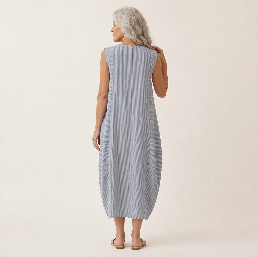 Manon | Mouwloze midi-jurk met fijne blauwgrijze strepen