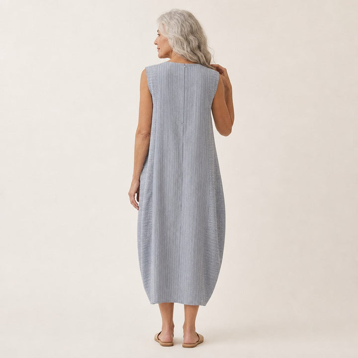 Manon | Mouwloze midi-jurk met fijne blauwgrijze strepen