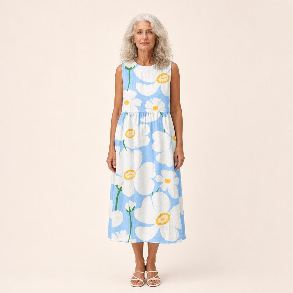 Bente | Mouwloze midi-jurk met grote witte bloemen op lichtblauw