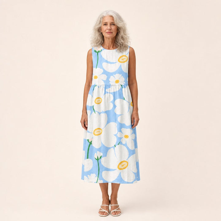 Bente | Mouwloze midi-jurk met grote witte bloemen op lichtblauw