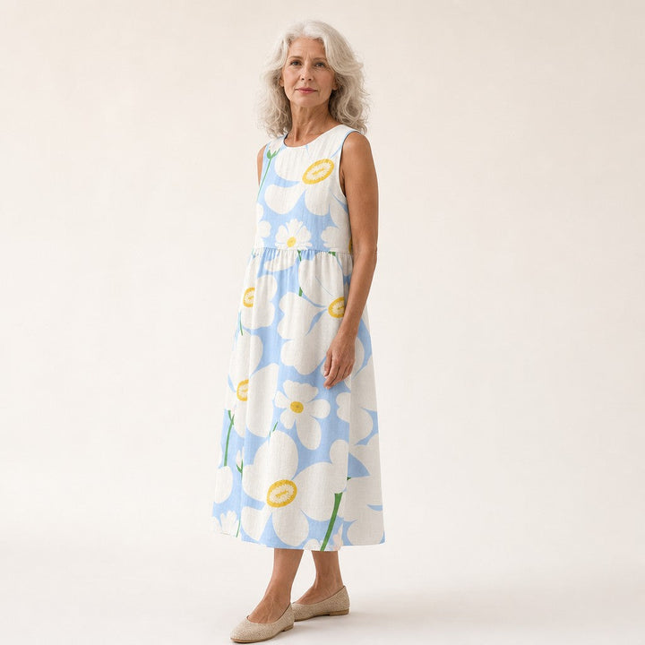 Bente | Mouwloze midi-jurk met grote witte bloemen op lichtblauw