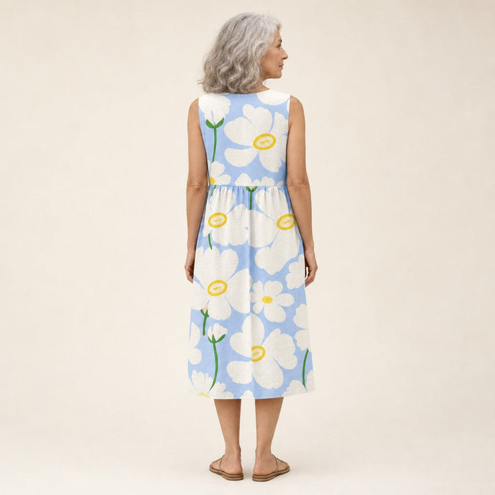 Bente | Mouwloze midi-jurk met grote witte bloemen op lichtblauw
