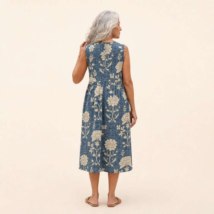 Lianne | Mouwloze midi-jurk met crèmekleurige bloemen op blauw