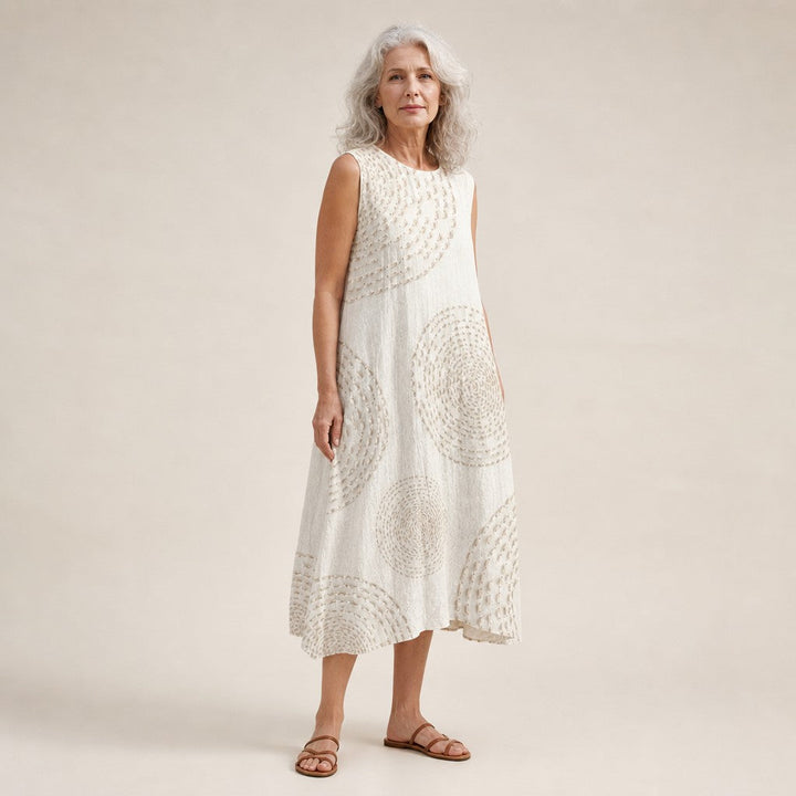 Monique | Mouwloze midi-jurk in wit met cirkelpatroon