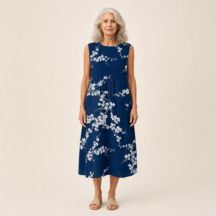 Tineke | Mouwloze midi-jurk met kersenbloesem op marineblauw