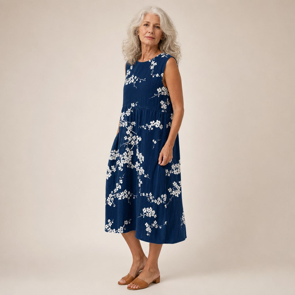 Tineke | Mouwloze midi-jurk met kersenbloesem op marineblauw