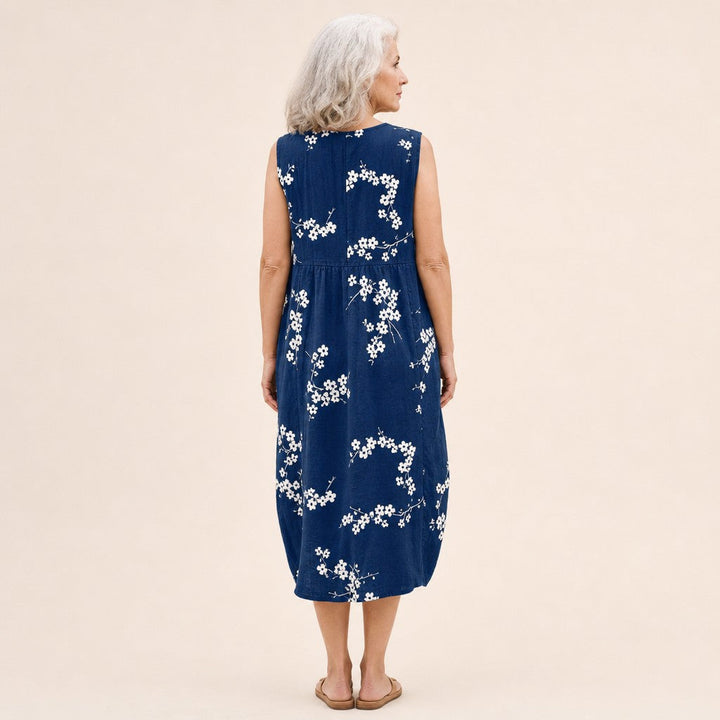Tineke | Mouwloze midi-jurk met kersenbloesem op marineblauw