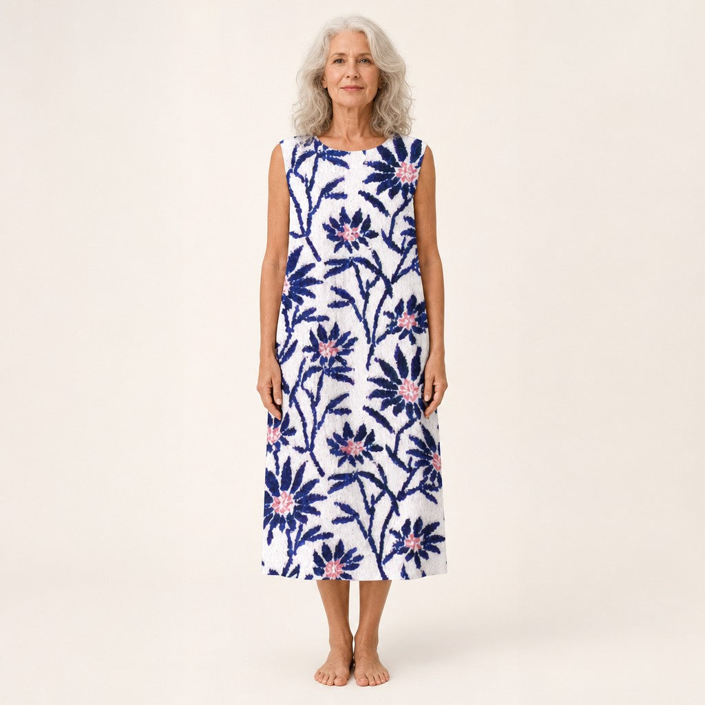 Renate | Mouwloze midi-jurk met donkerblauwe bloemenranken op wit