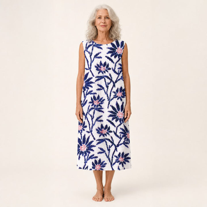 Renate | Mouwloze midi-jurk met donkerblauwe bloemenranken op wit