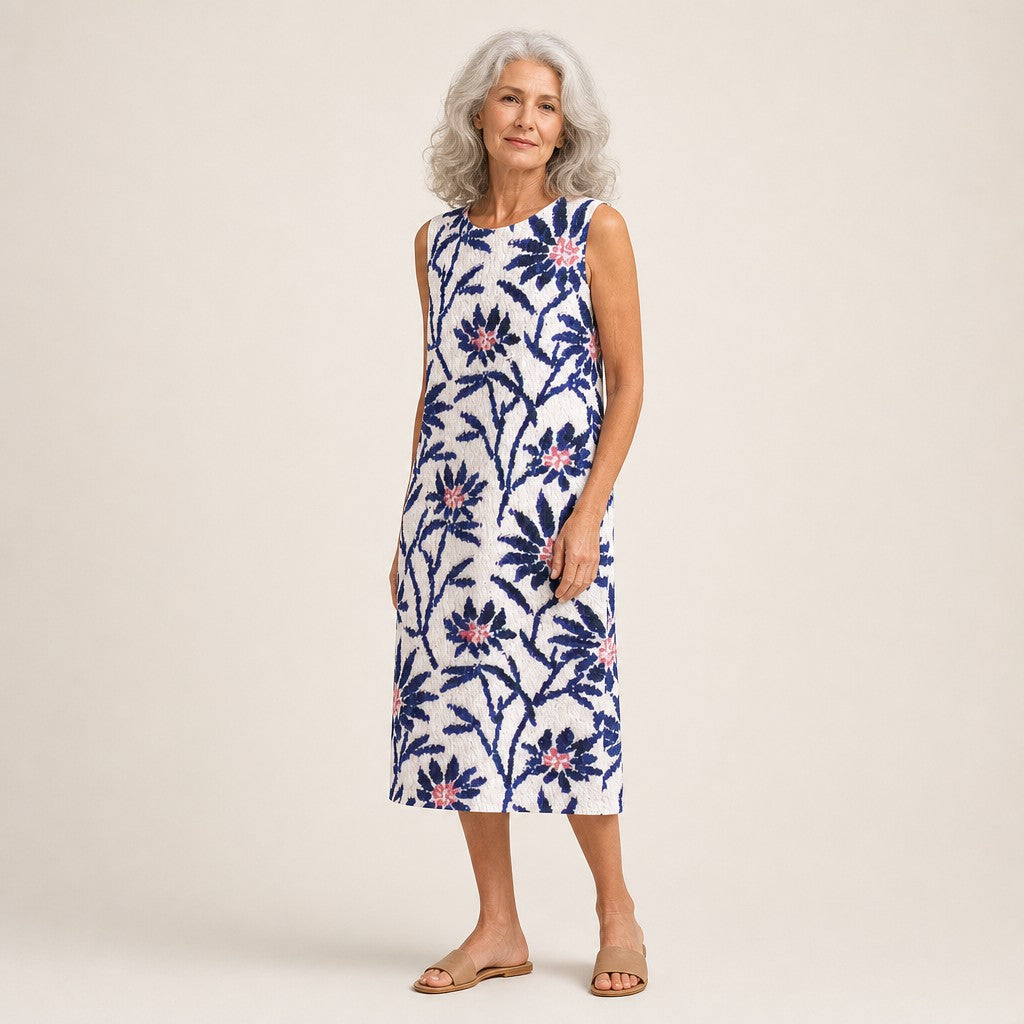 Renate | Mouwloze midi-jurk met donkerblauwe bloemenranken op wit