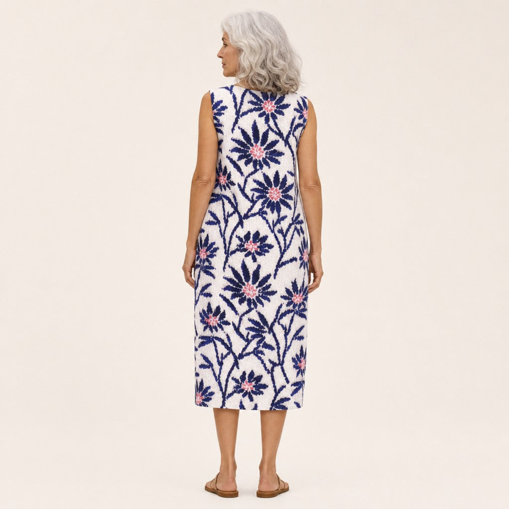 Renate | Mouwloze midi-jurk met donkerblauwe bloemenranken op wit
