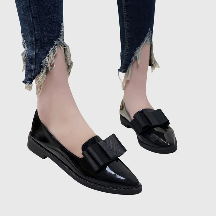Jannie | Bordeauxrode lakloafer met strik