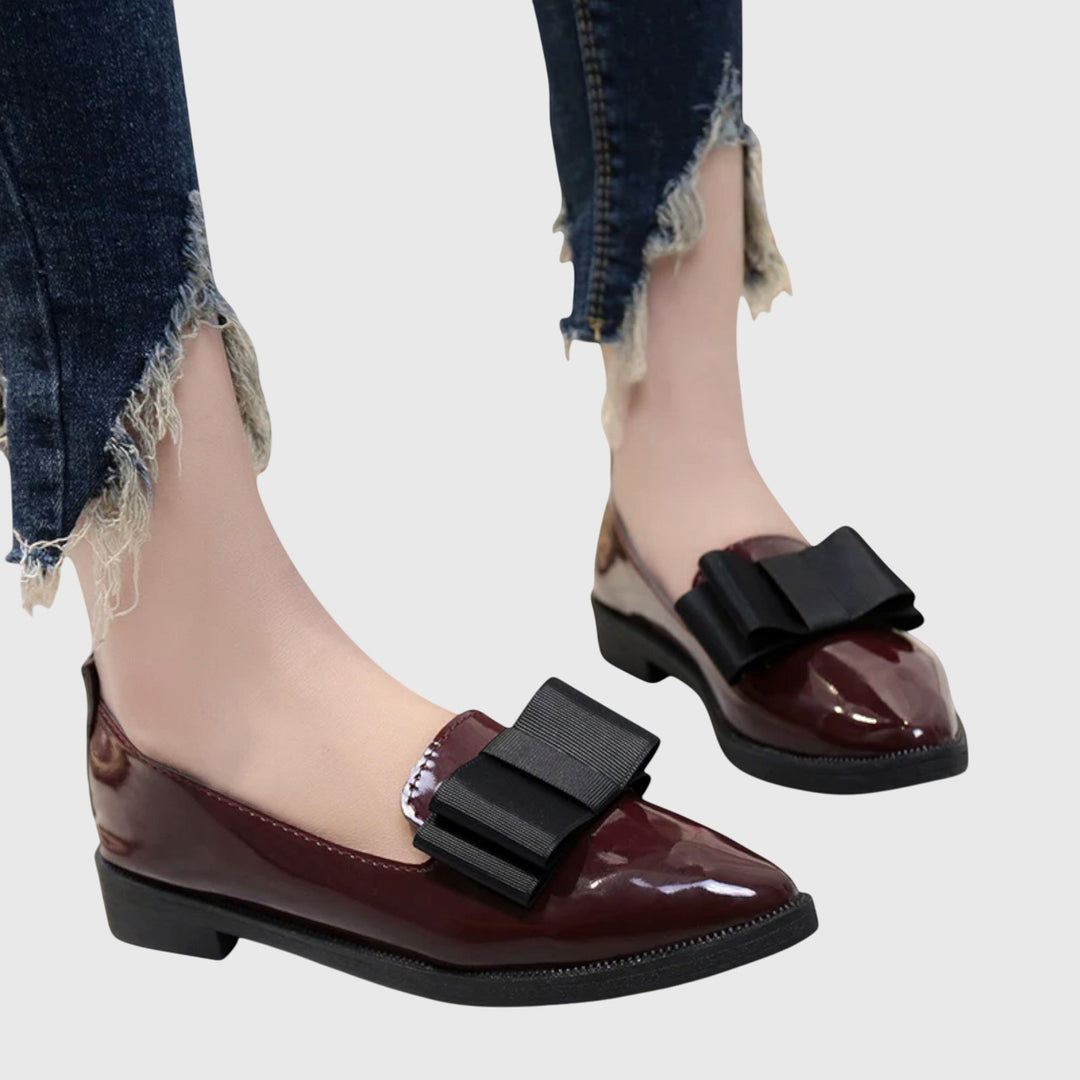 Jannie | Bordeauxrode lakloafer met strik