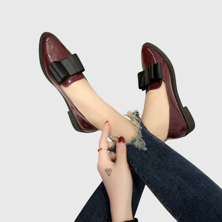 Jannie | Bordeauxrode lakloafer met strik