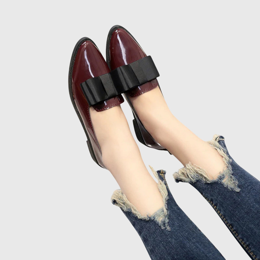 Jannie | Bordeauxrode lakloafer met strik