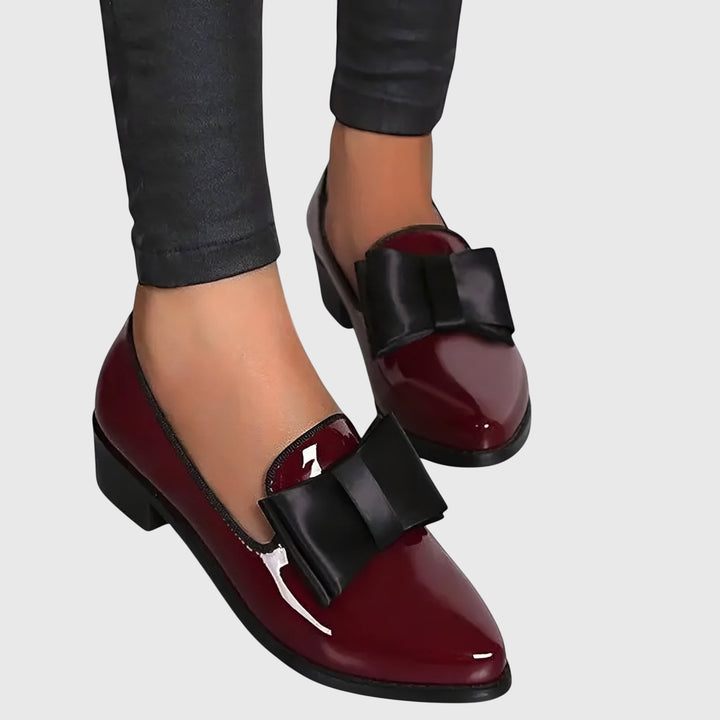 Jannie | Bordeauxrode lakloafer met strik
