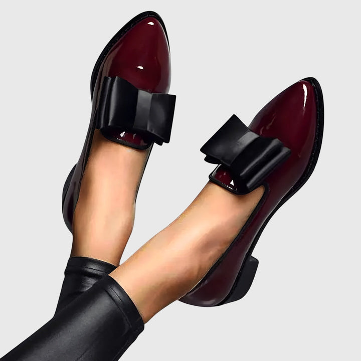 Jannie | Bordeauxrode lakloafer met strik