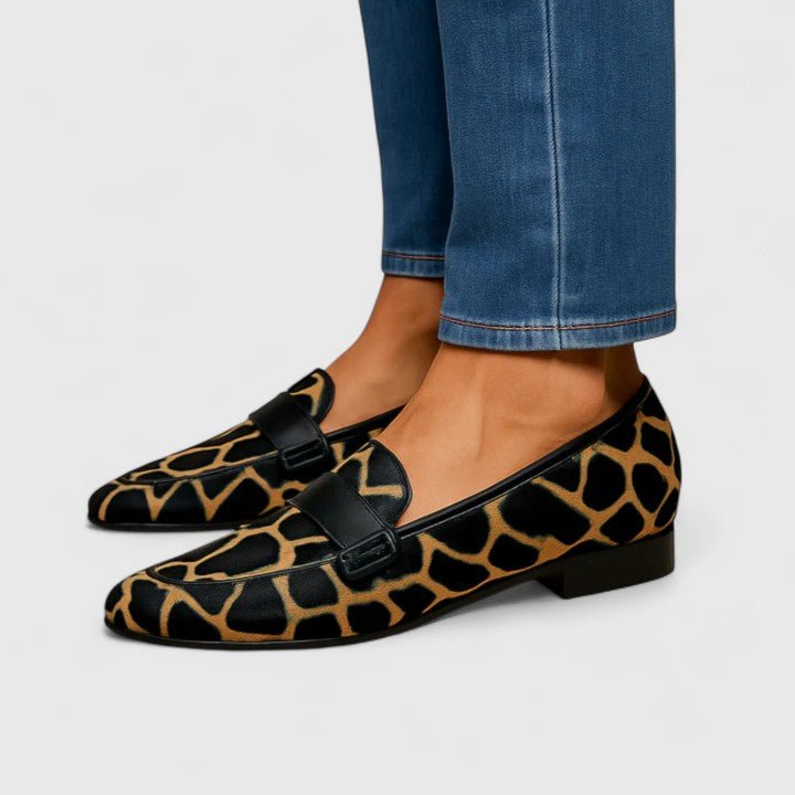 Wilma | Zwarte loafer met giraffeprint