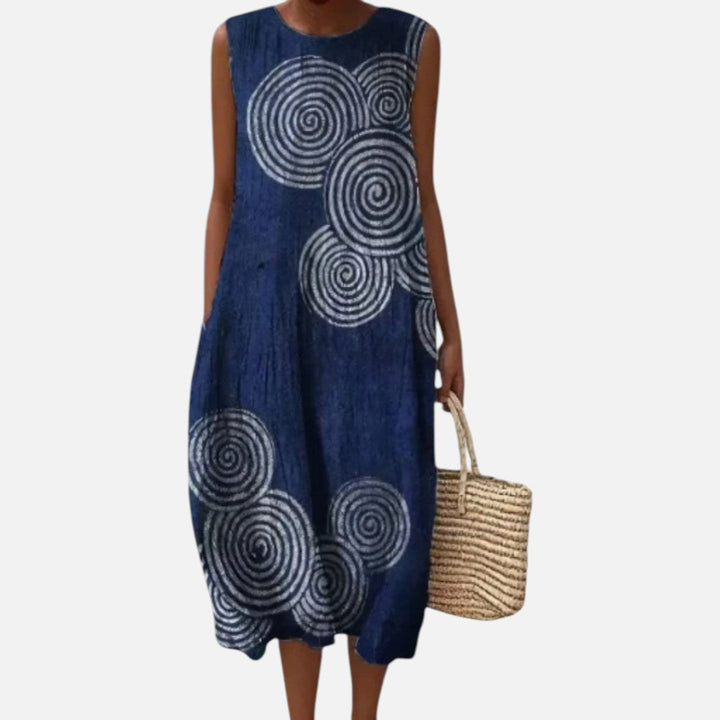 Bianca | Mouwloze midi-jurk met witte spiralen op donkerblauw